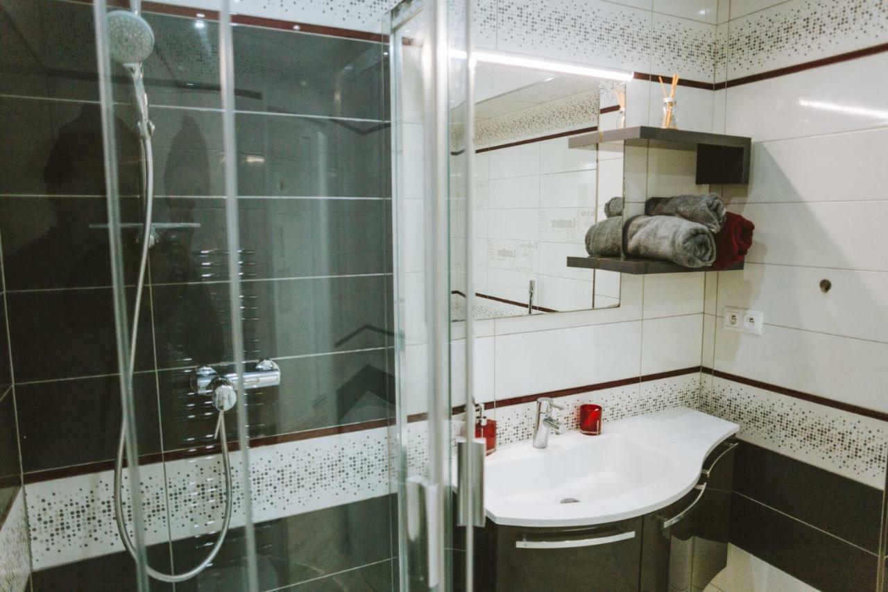 Design Apartment, The City Centre Close To The Health Spa Πιεστάνυ Εξωτερικό φωτογραφία