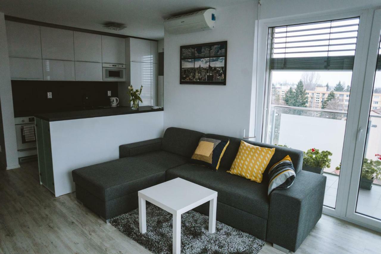 Design Apartment, The City Centre Close To The Health Spa Πιεστάνυ Εξωτερικό φωτογραφία