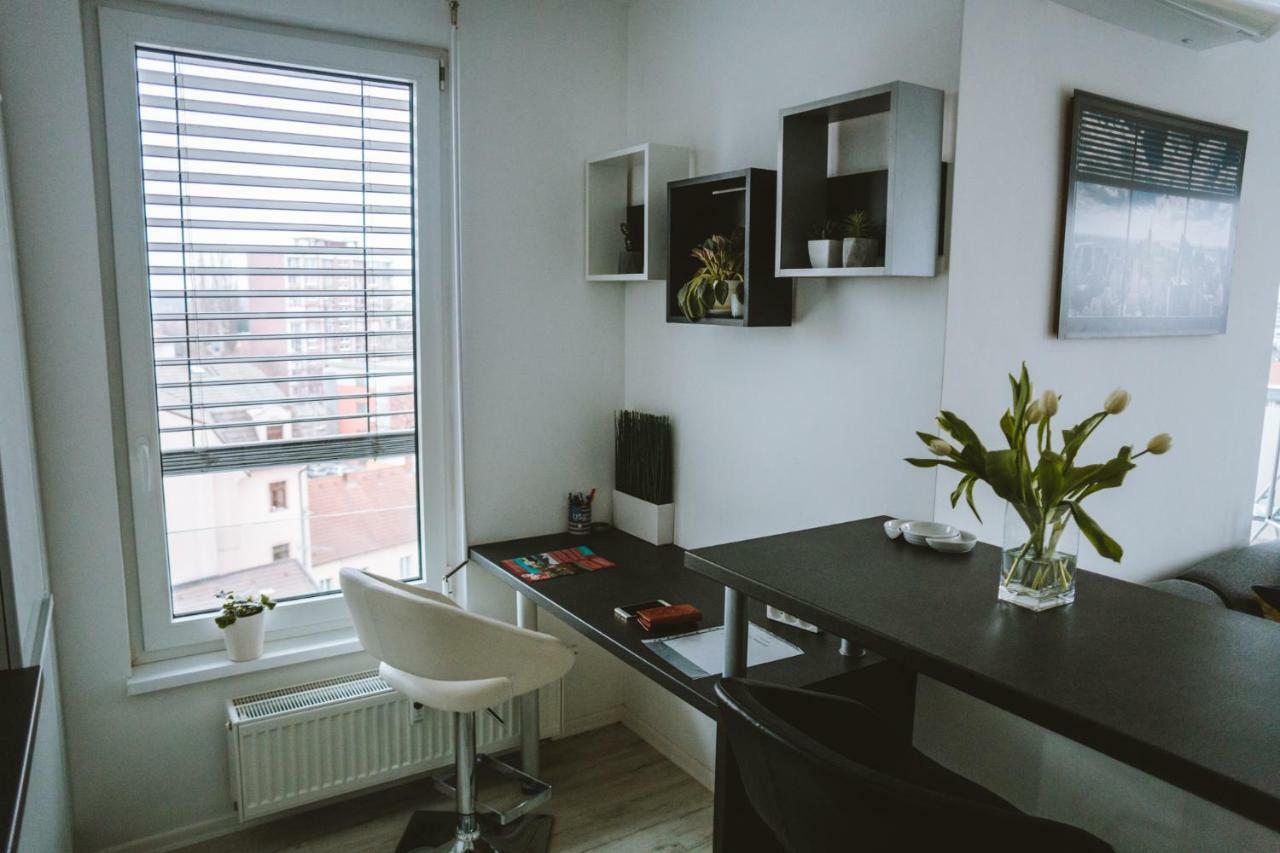 Design Apartment, The City Centre Close To The Health Spa Πιεστάνυ Εξωτερικό φωτογραφία