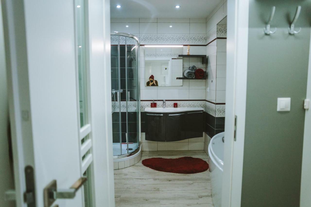 Design Apartment, The City Centre Close To The Health Spa Πιεστάνυ Εξωτερικό φωτογραφία