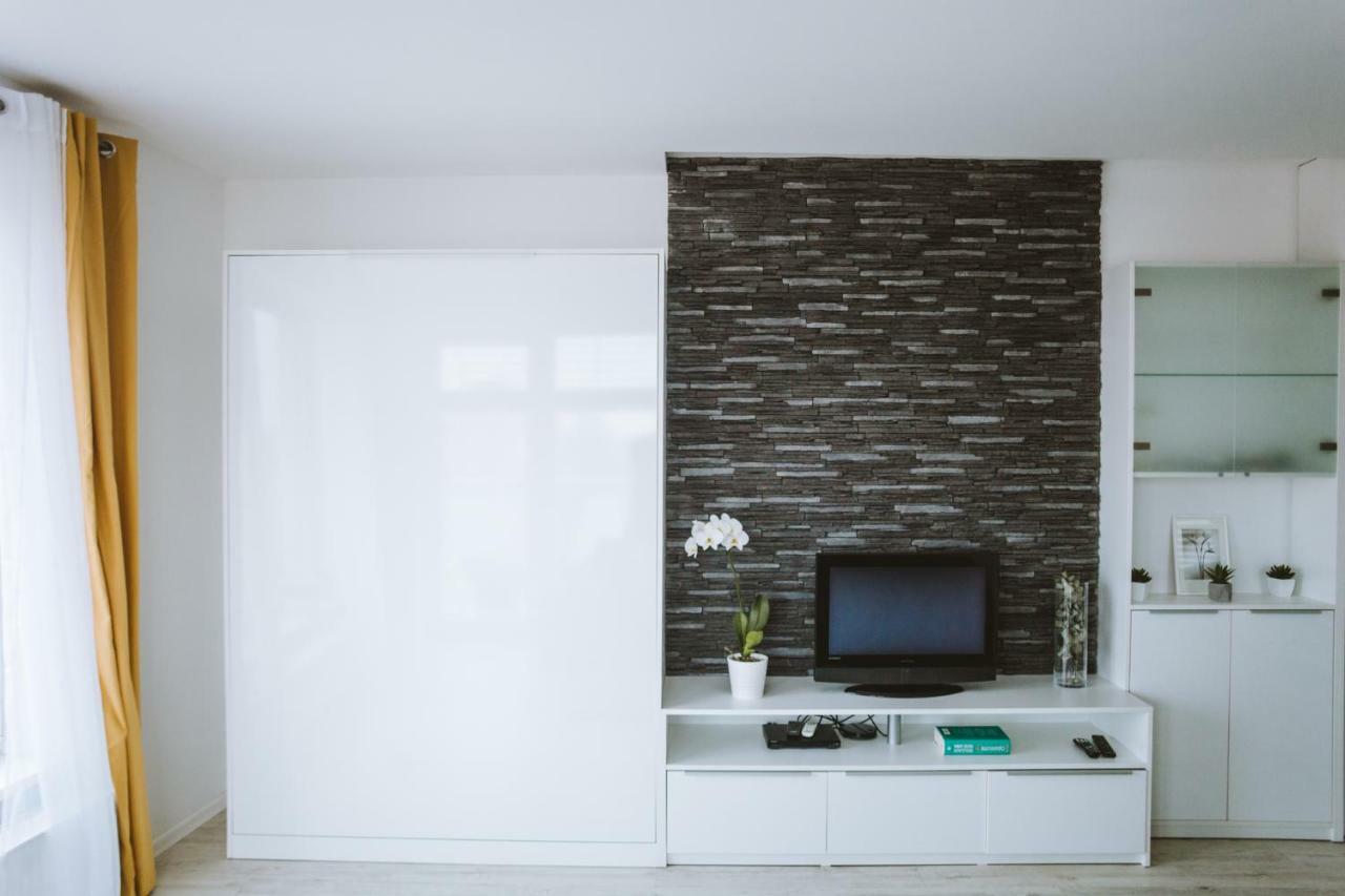 Design Apartment, The City Centre Close To The Health Spa Πιεστάνυ Εξωτερικό φωτογραφία