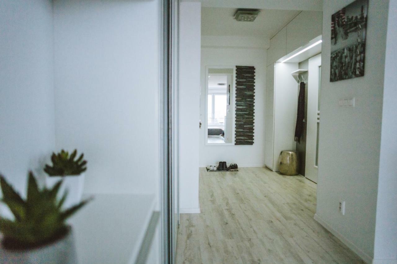 Design Apartment, The City Centre Close To The Health Spa Πιεστάνυ Εξωτερικό φωτογραφία